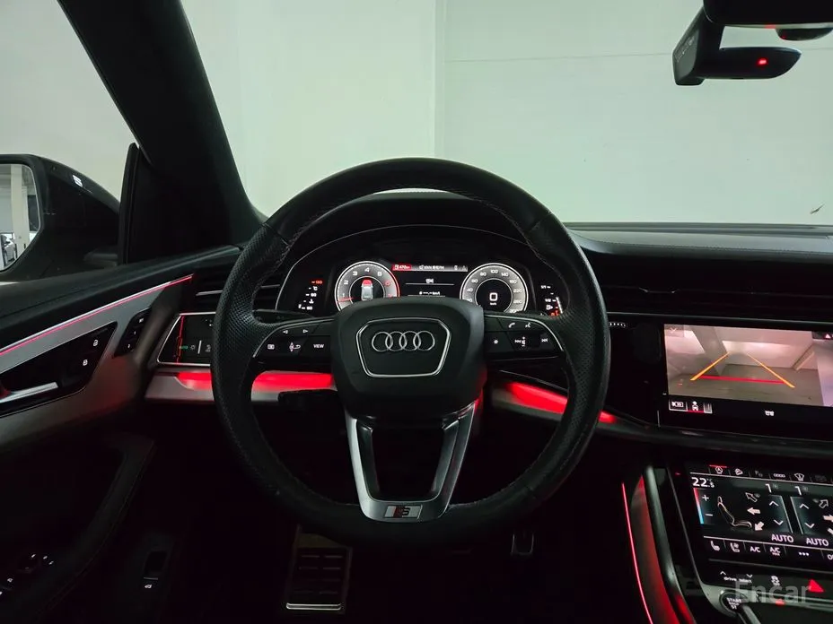 Фото 15 - Audi Q8