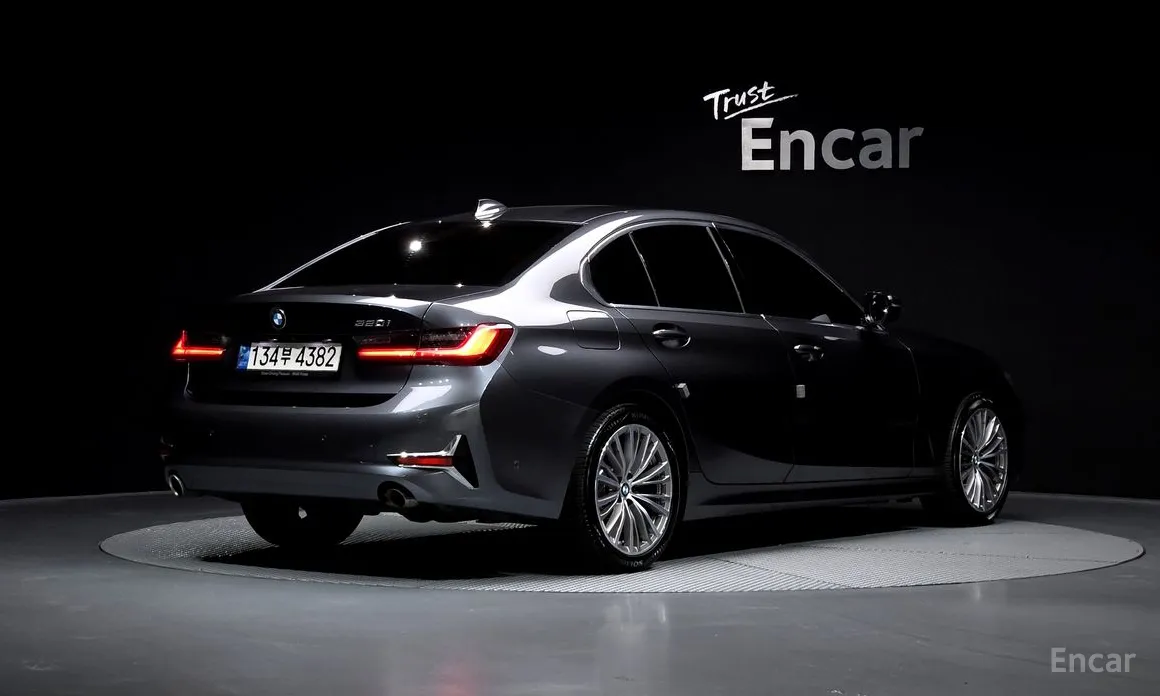 Photo 2 - BMW 3 Series