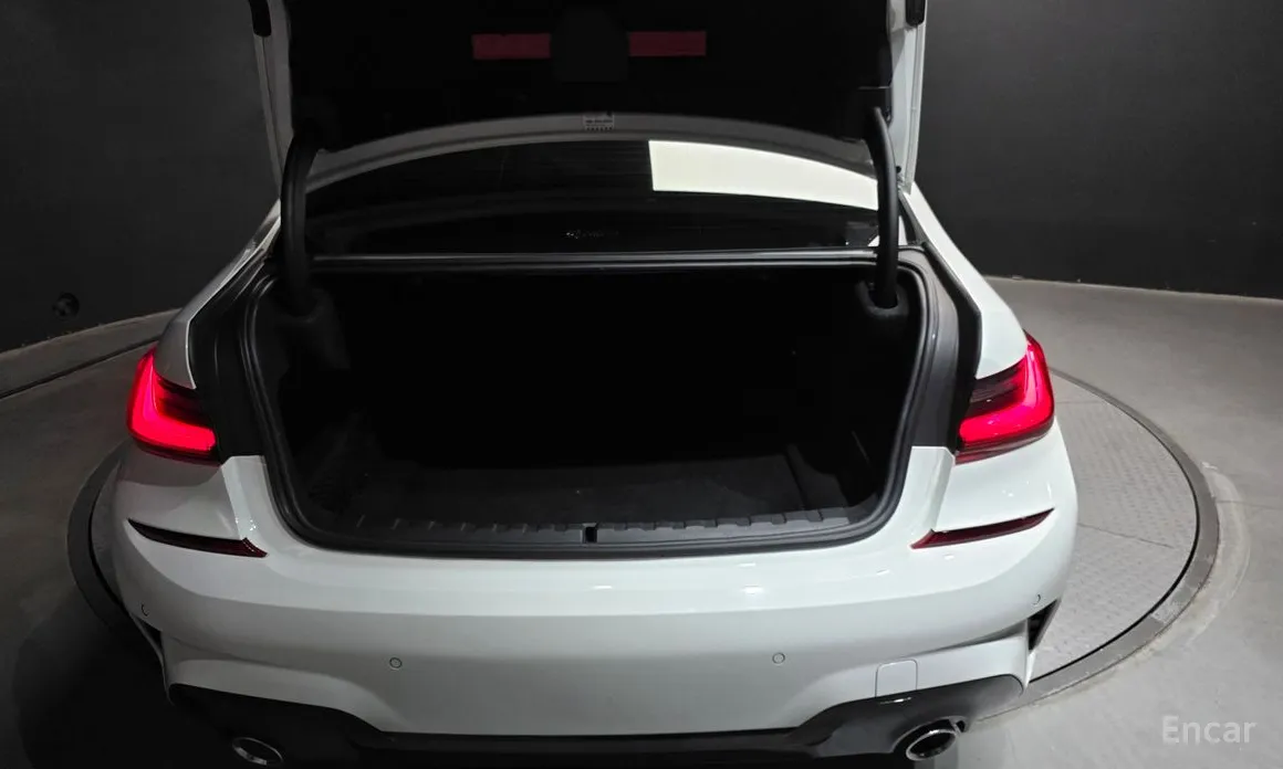 Photo 20 - BMW 3 Series