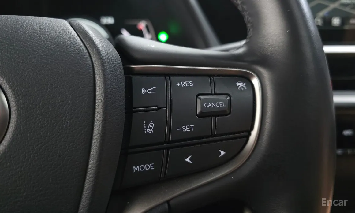 Фото 14 - Lexus UX