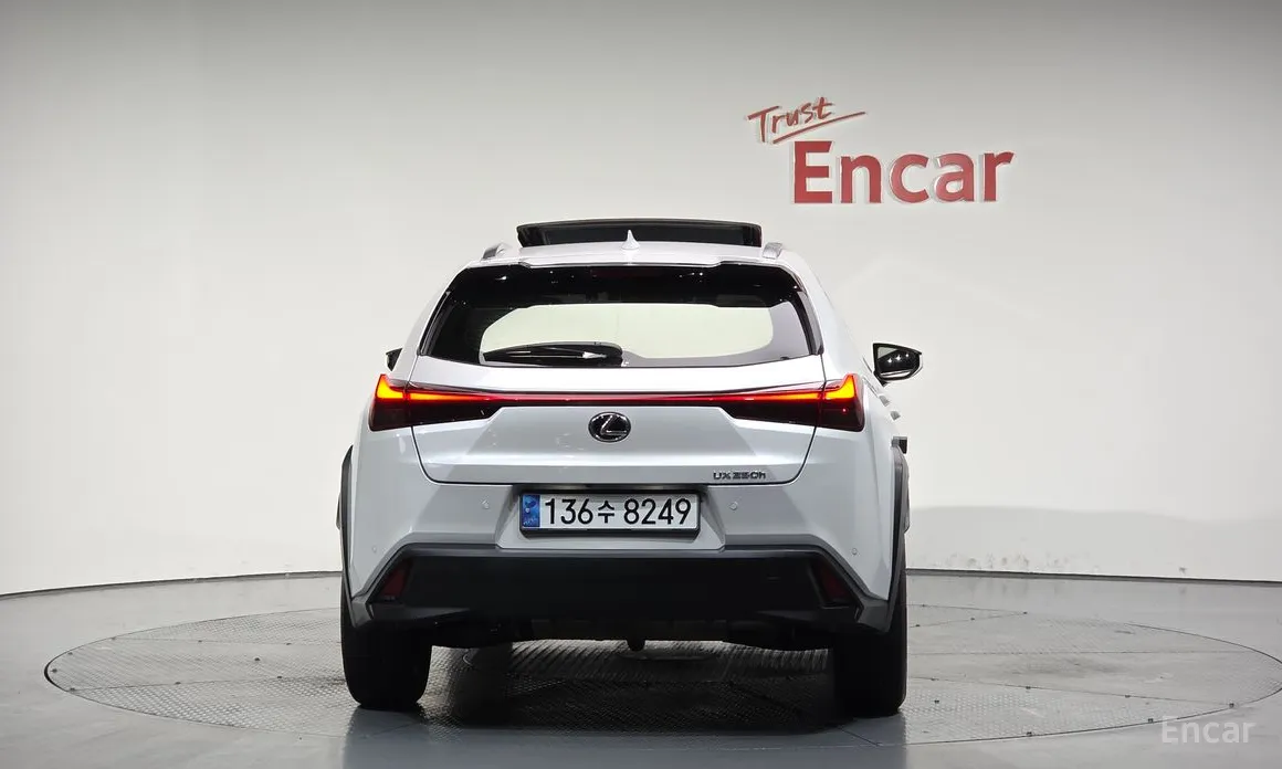 Фото 4 - Lexus UX