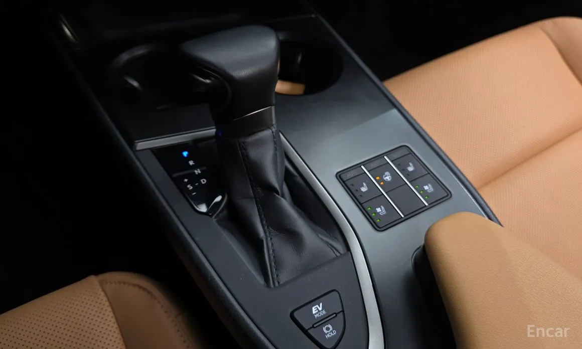 Фото 9 - Lexus UX