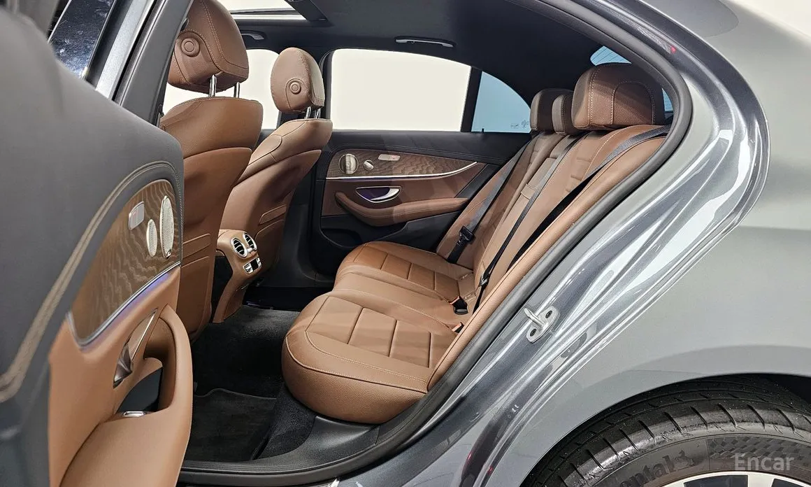 Фото 12 - Mercedes-Benz E-Class