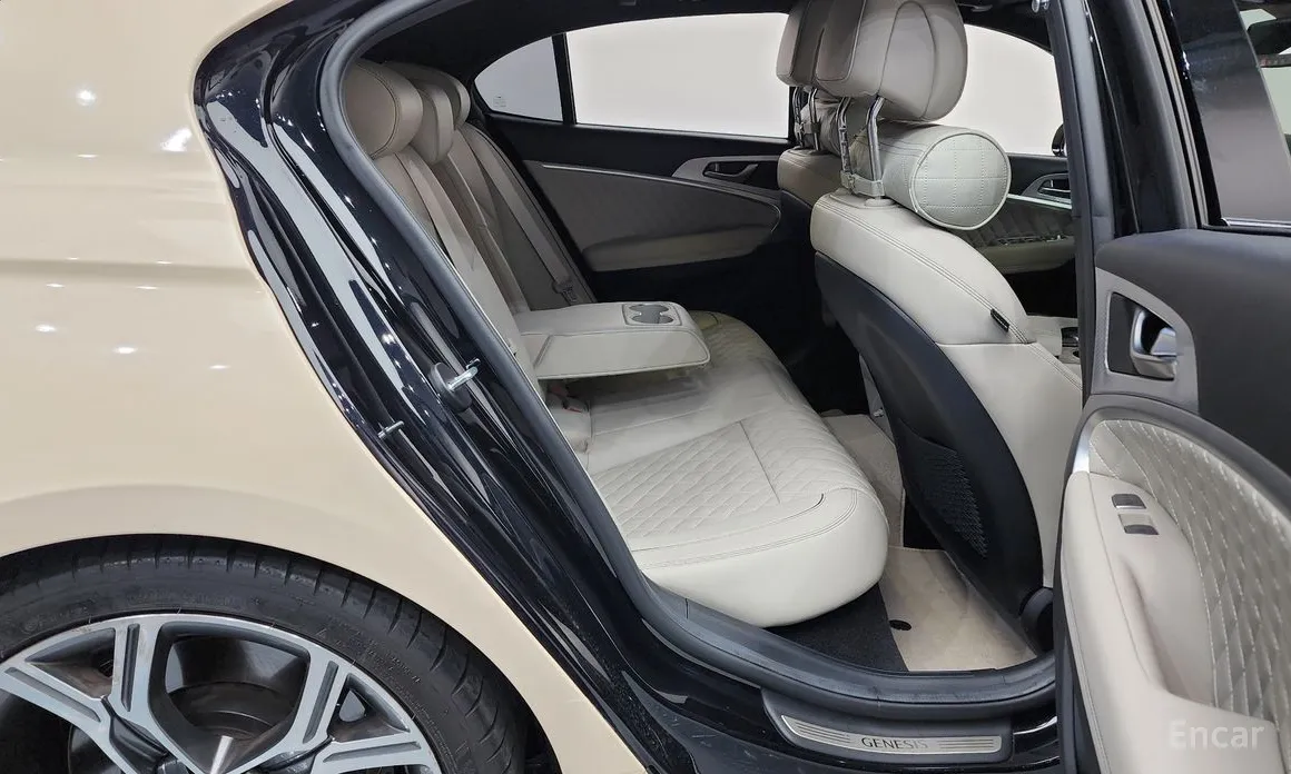 Фото 12 - Genesis G70