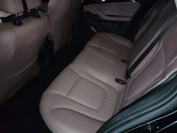 Фото 17 - Bestune B70