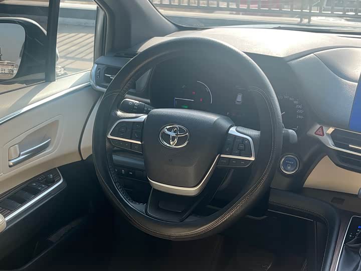 Фото 10 - Toyota Sienna