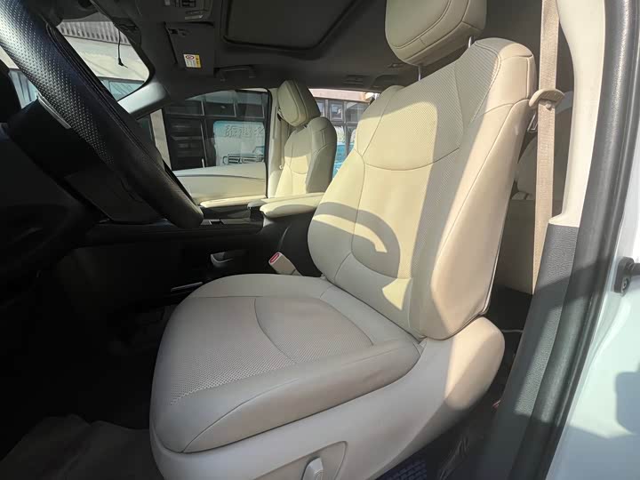 Фото 11 - Toyota Sienna