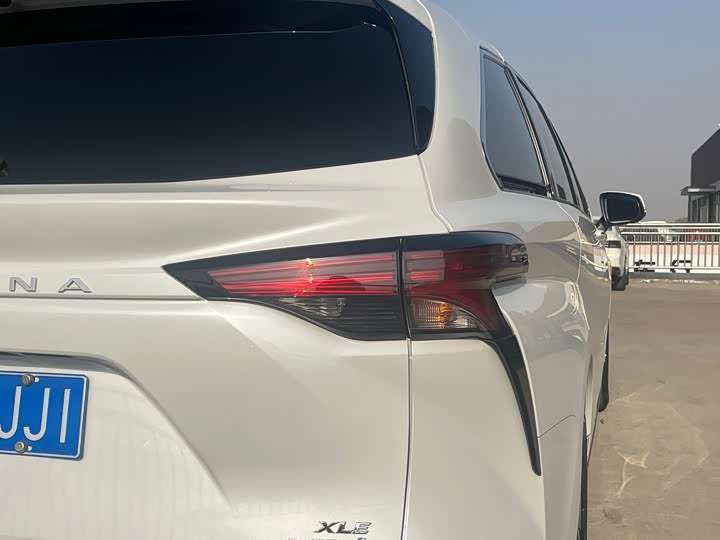 Фото 9 - Toyota Sienna