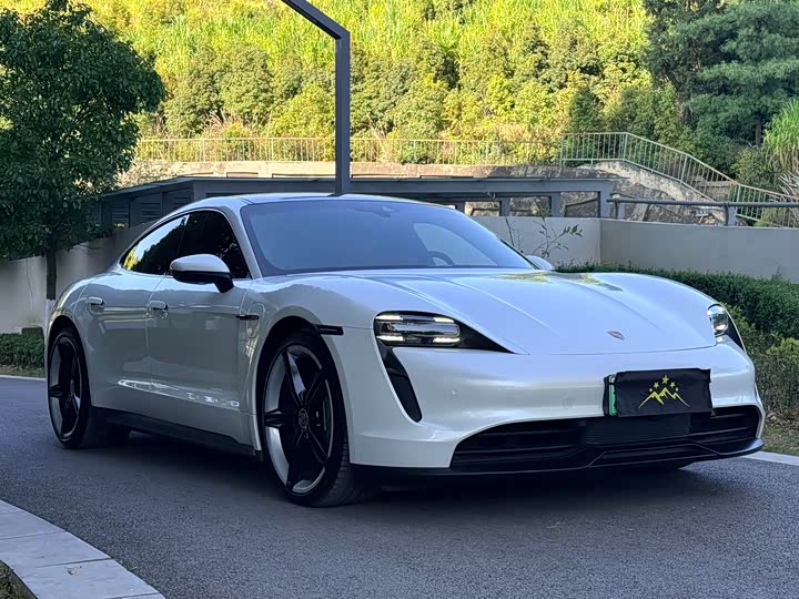Фото 1 - Porsche Taycan