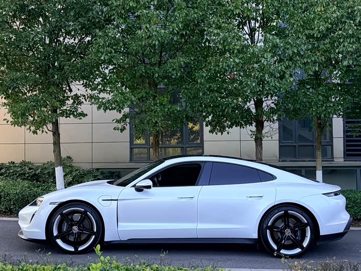 Фото 4 - Porsche Taycan