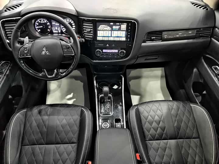 Фото 13 - Mitsubishi Outlander