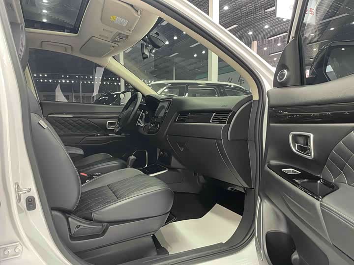 Фото 18 - Mitsubishi Outlander