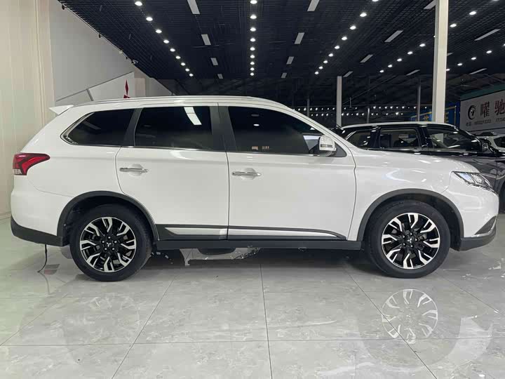 Фото 9 - Mitsubishi Outlander