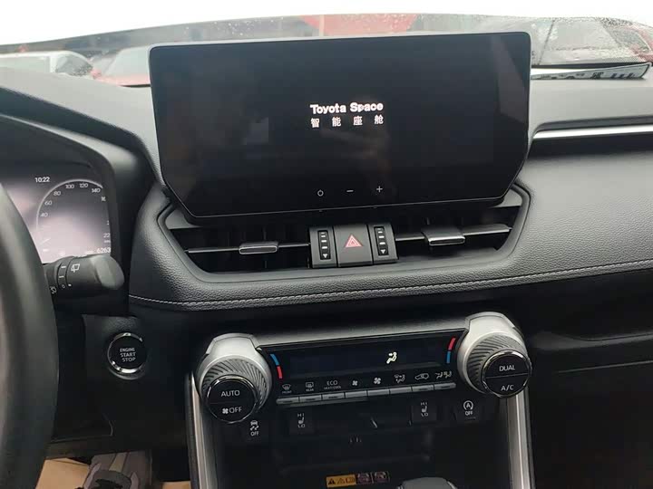 Фото 13 - Toyota RAV4