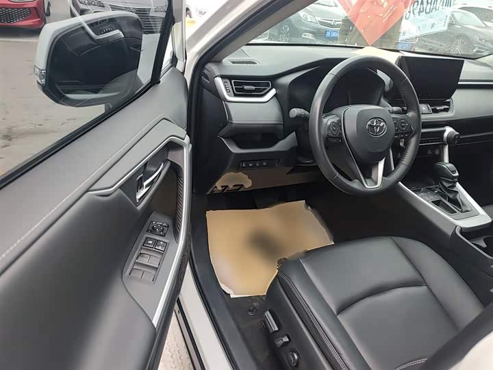 Фото 16 - Toyota RAV4