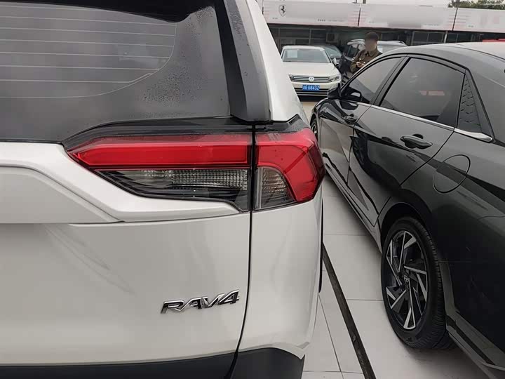 Фото 8 - Toyota RAV4