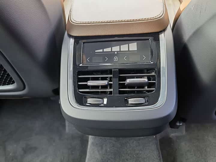 Фото 17 - Volvo XC90