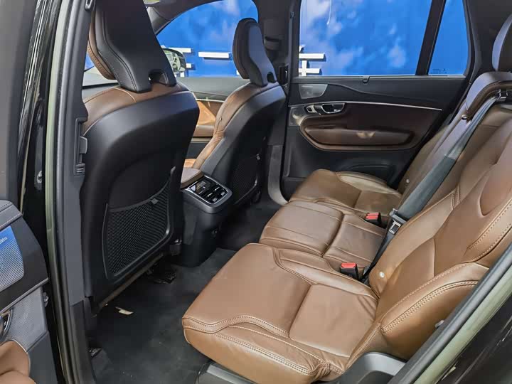 Фото 9 - Volvo XC90