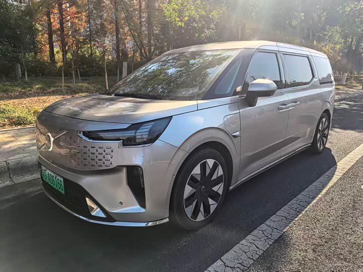 Фото 1 - Volvo EM90