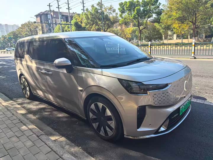 Фото 2 - Volvo EM90