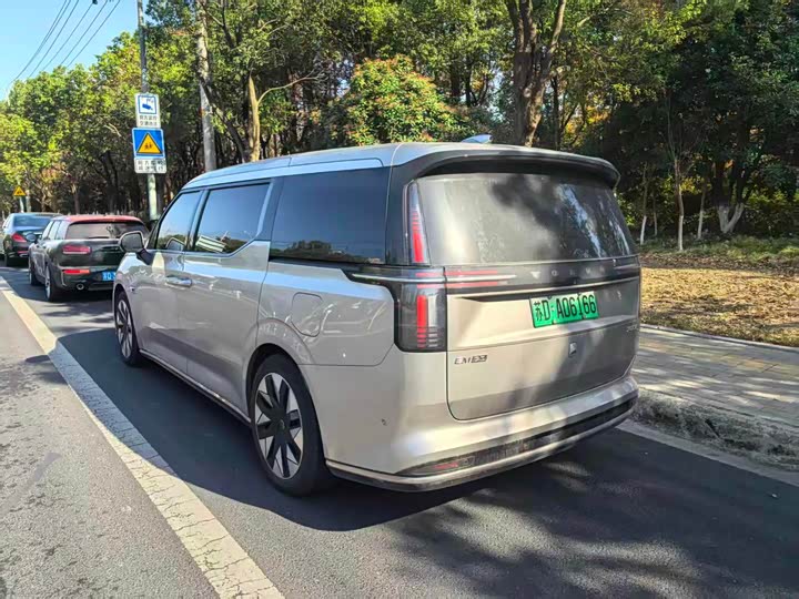 Фото 3 - Volvo EM90