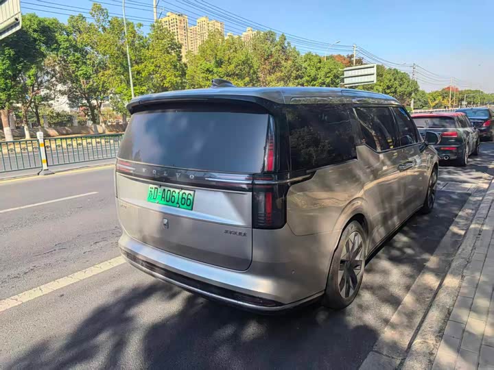 Фото 4 - Volvo EM90