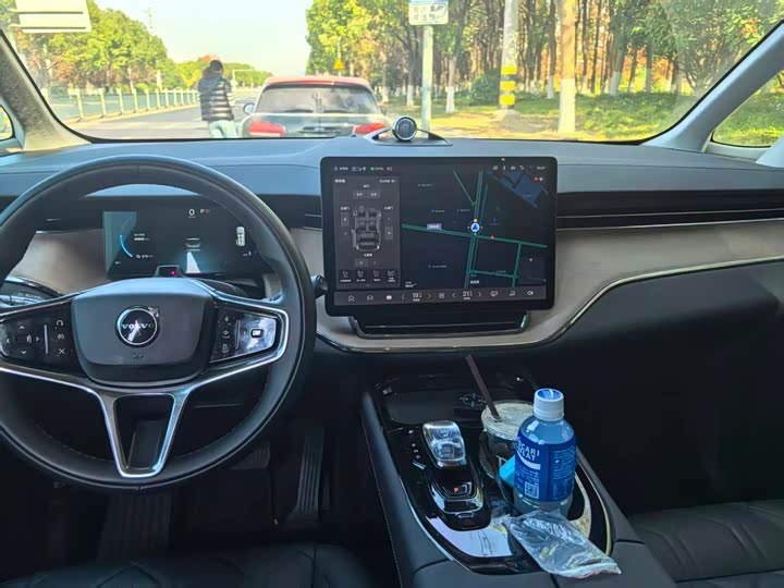 Фото 5 - Volvo EM90