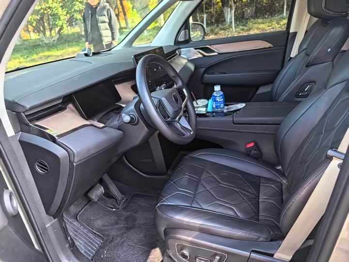 Фото 6 - Volvo EM90