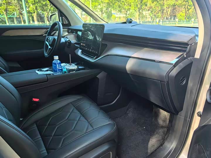 Фото 7 - Volvo EM90