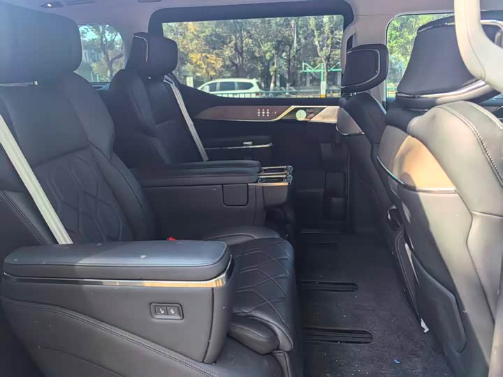 Фото 8 - Volvo EM90