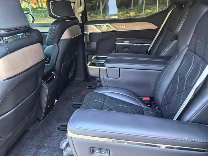 Фото 9 - Volvo EM90