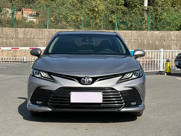 Фото 2 - Toyota Camry