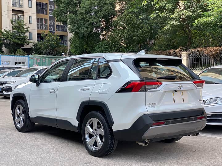 Фото 4 - Toyota RAV4