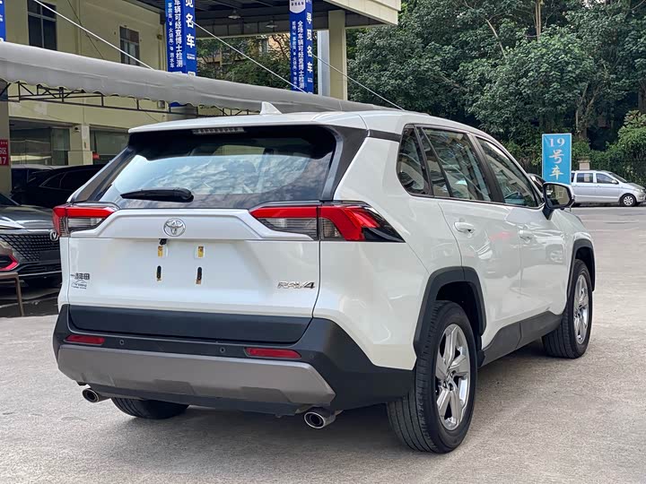 Фото 6 - Toyota RAV4