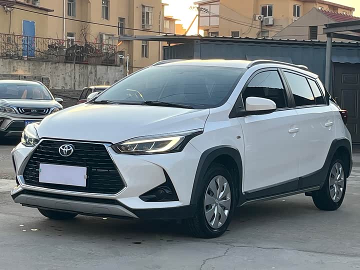 Фото 1 - Toyota Yaris L Hatchback