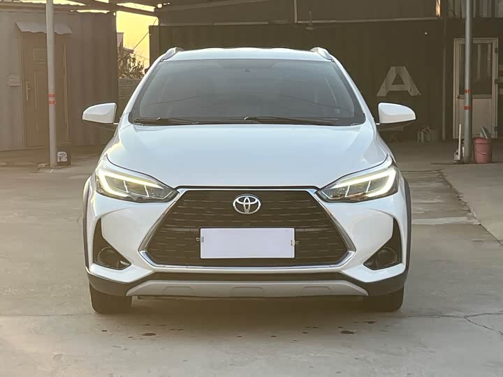 Фото 2 - Toyota Yaris L Hatchback