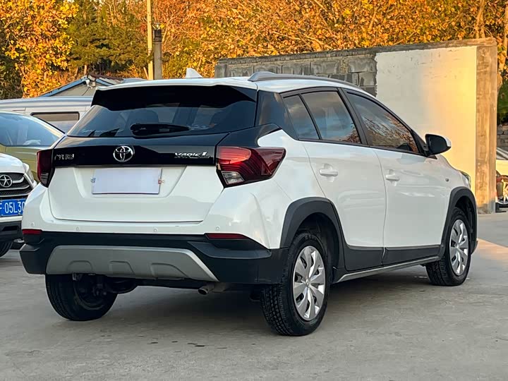 Фото 3 - Toyota Yaris L Hatchback