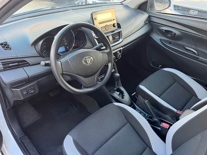 Фото 4 - Toyota Yaris L Hatchback