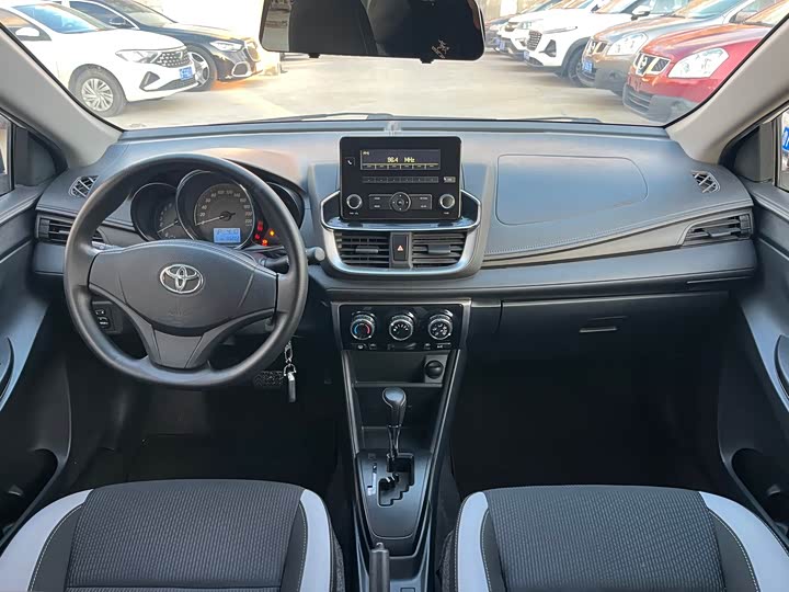 Фото 6 - Toyota Yaris L Hatchback