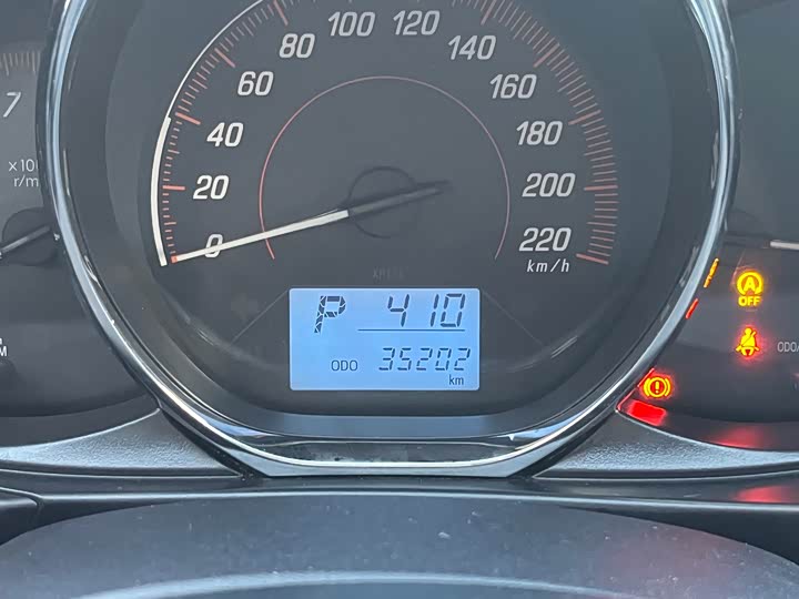 Фото 7 - Toyota Yaris L Hatchback