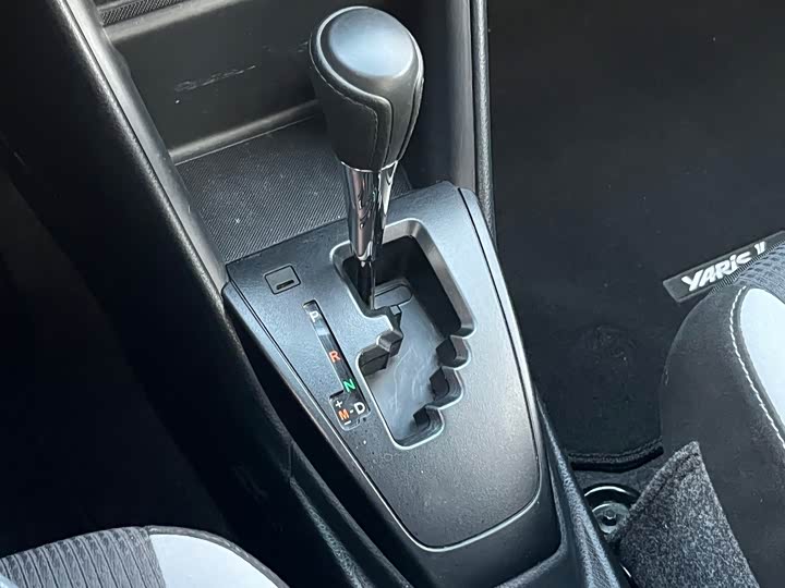 Фото 8 - Toyota Yaris L Hatchback