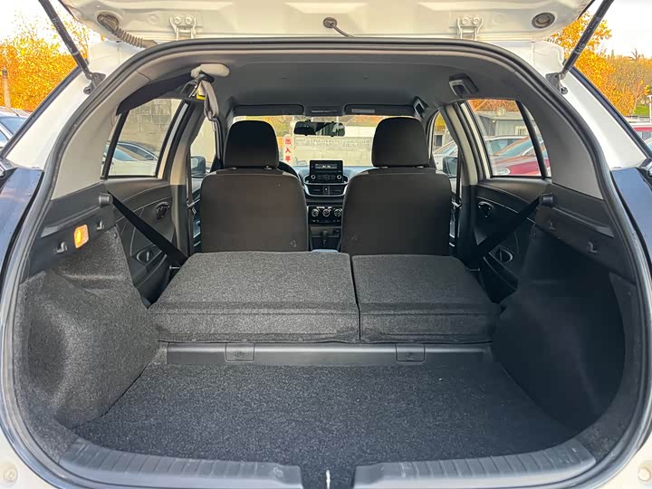 Фото 9 - Toyota Yaris L Hatchback