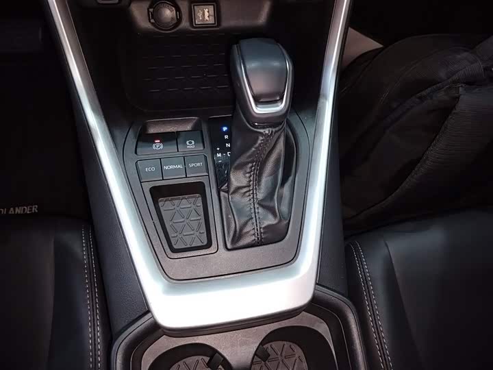 Фото 14 - Toyota Wildlander