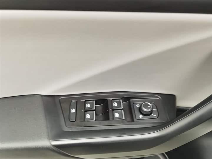 Фото 9 - Volkswagen T-Roc