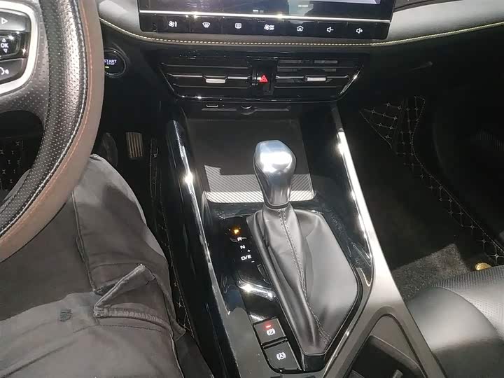 Фото 14 - Roewe i5