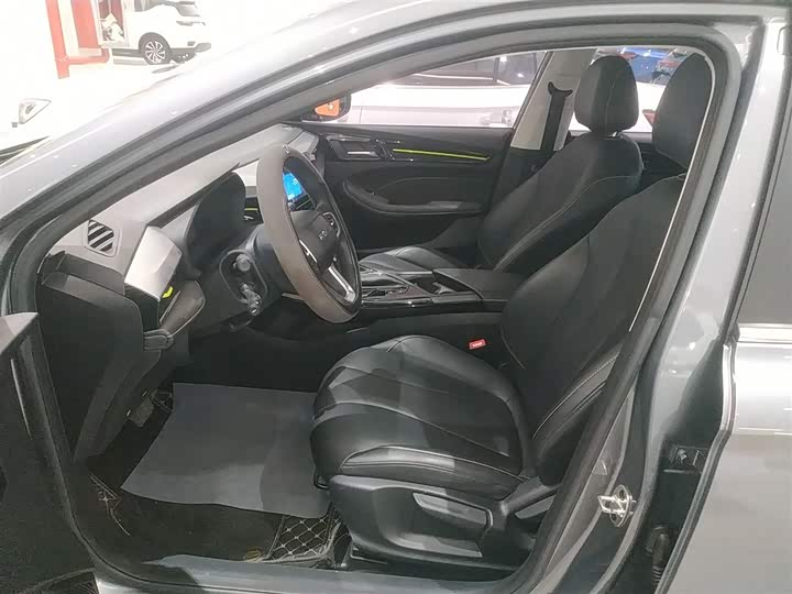 Фото 15 - Roewe i5