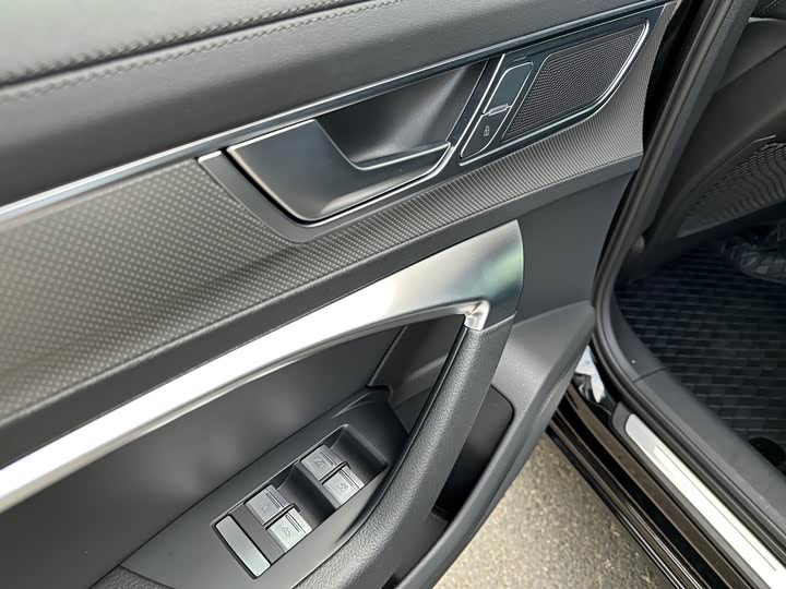 Фото 13 - Audi A6L