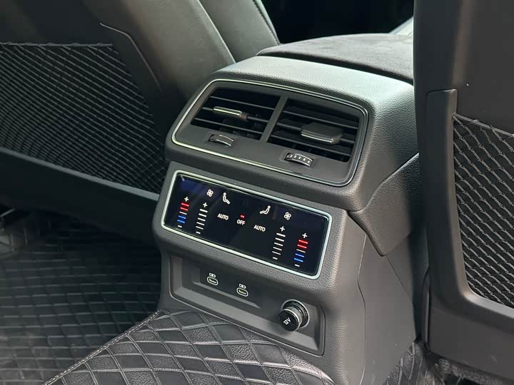 Фото 16 - Audi A6L