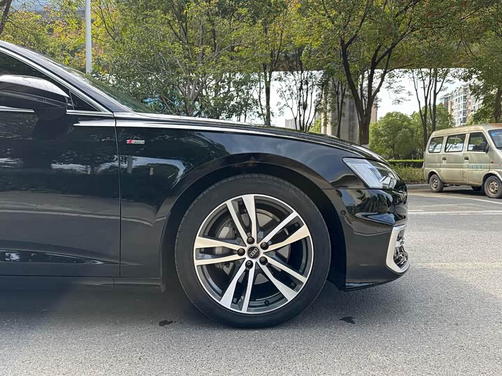 Фото 8 - Audi A6L