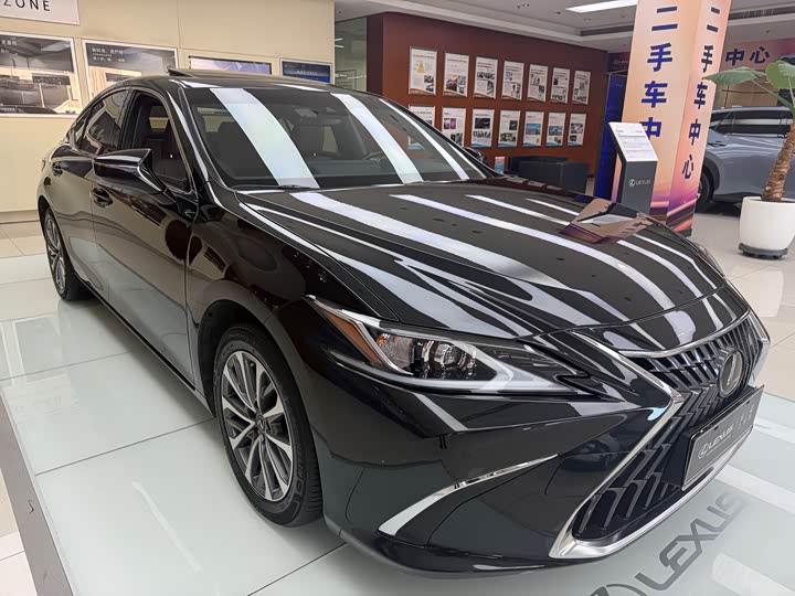 Фото 1 - Lexus ES